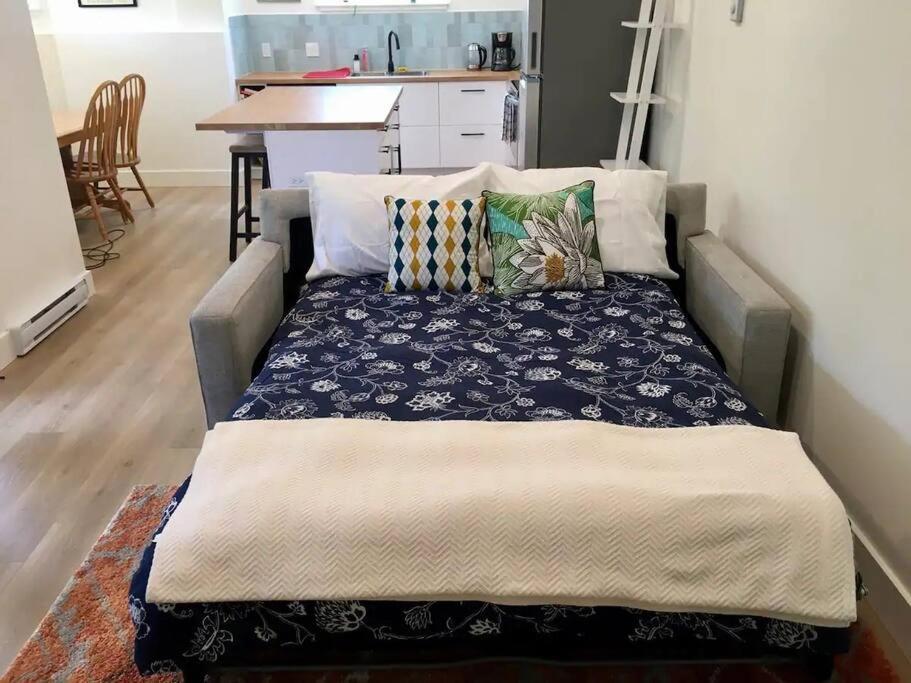 Bright Modern 1Br Suite In Sooke Village Core Exteriör bild