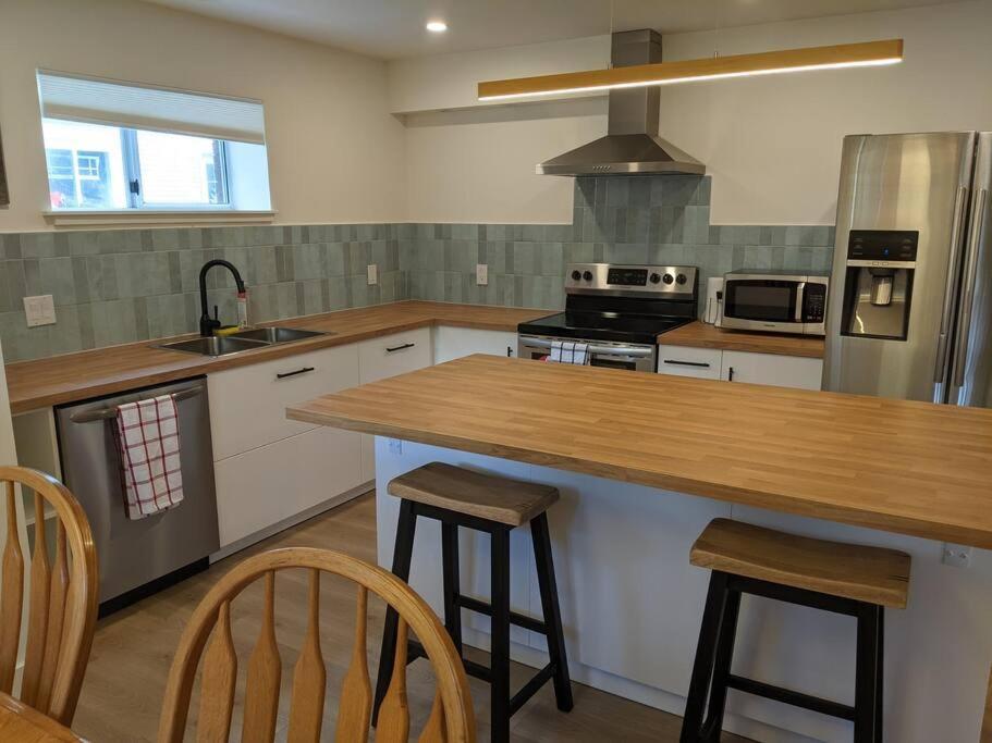 Bright Modern 1Br Suite In Sooke Village Core Exteriör bild