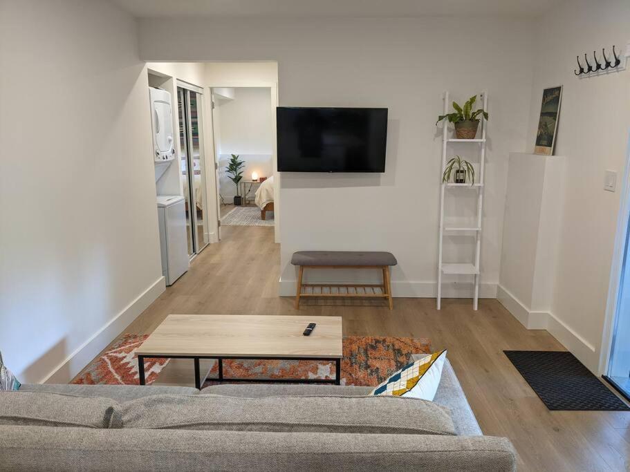 Bright Modern 1Br Suite In Sooke Village Core Exteriör bild