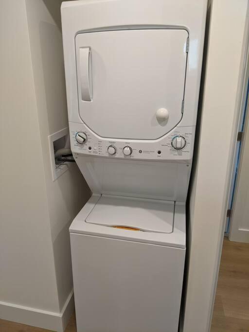 Bright Modern 1Br Suite In Sooke Village Core Exteriör bild