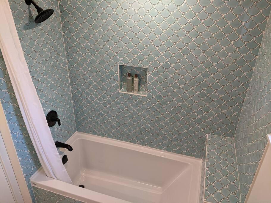 Bright Modern 1Br Suite In Sooke Village Core Exteriör bild