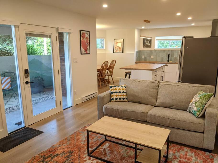 Bright Modern 1Br Suite In Sooke Village Core Exteriör bild